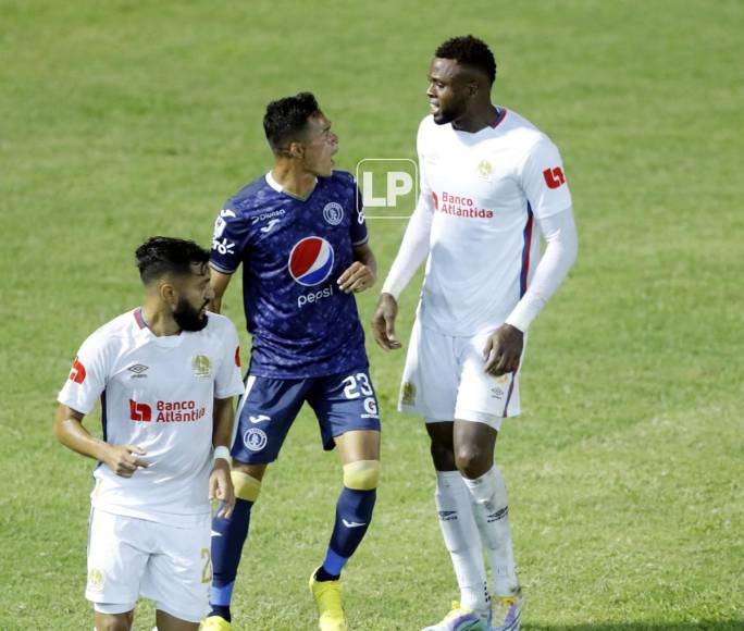 Juan Ángel ‘Camellito‘ Delgado se encaró con Yustin Arboleda en un lance del primer tiempo del Clásico.