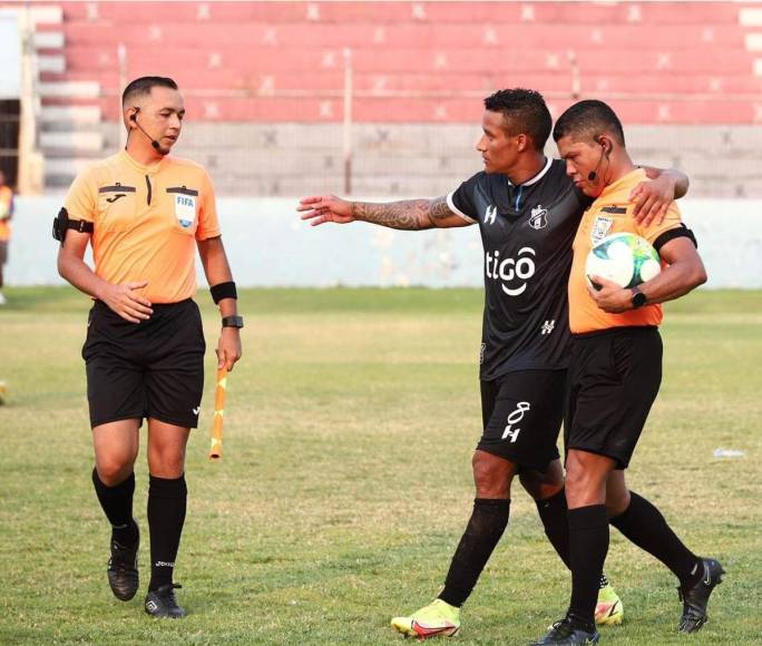 Luis Garrido se abrazó con el árbitro Armando Castro al final del partido.