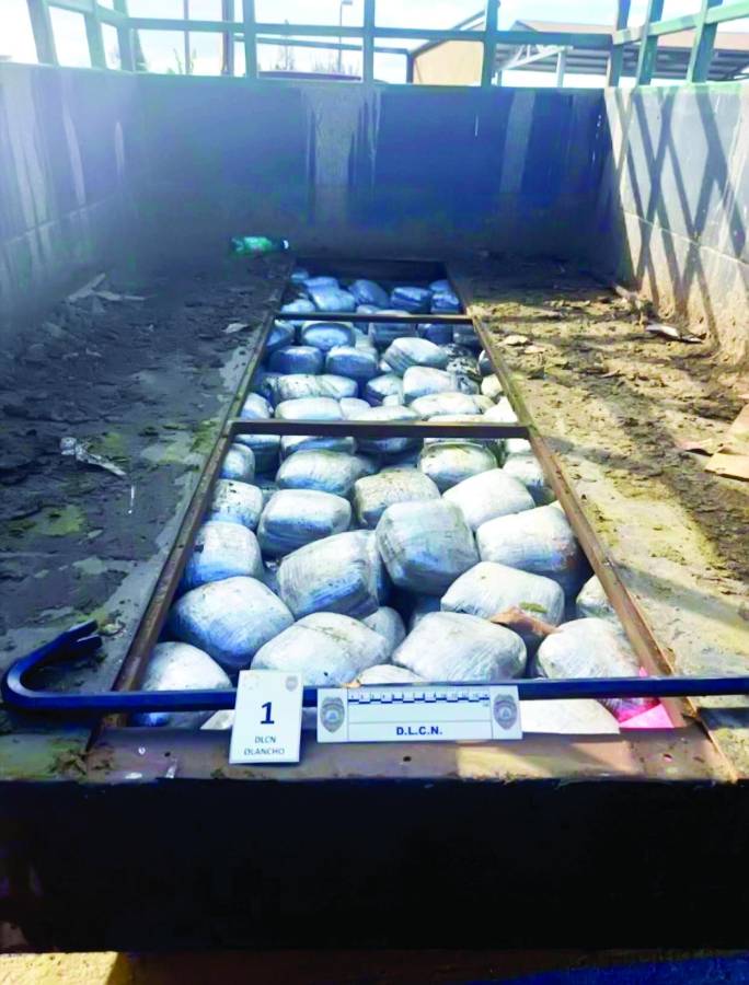 Los cuatro hombres detenidos con el cargamento de droga fueron acusados por la Fiscalía.