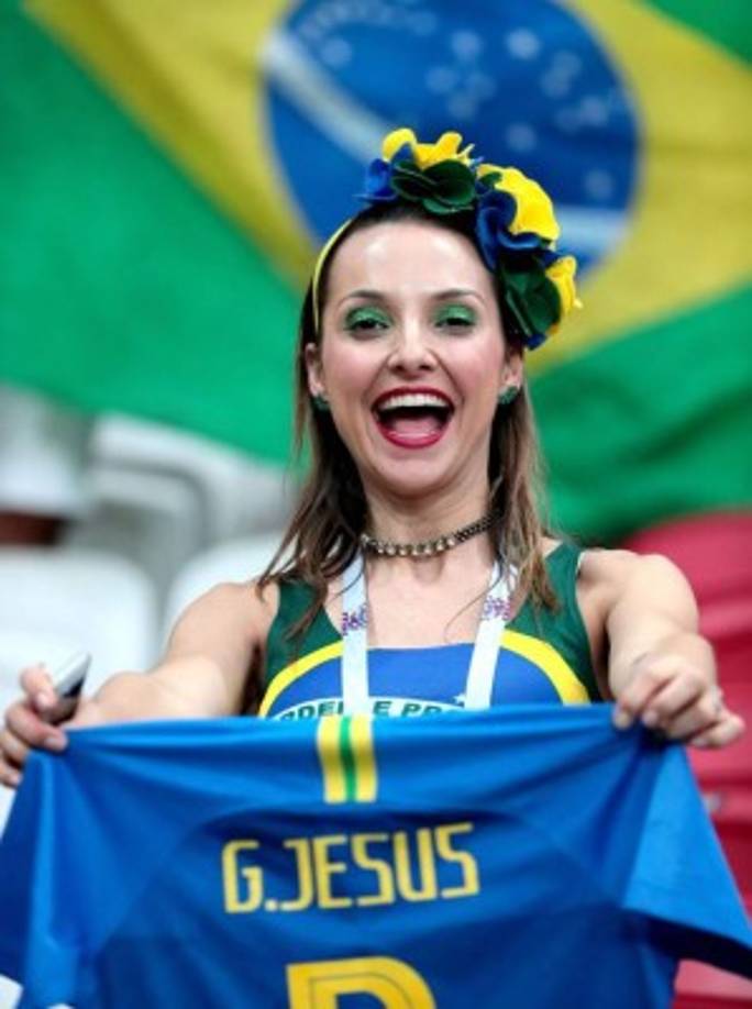 Una aficionada de Brasil con la camiseta de Gabriel Jesús.