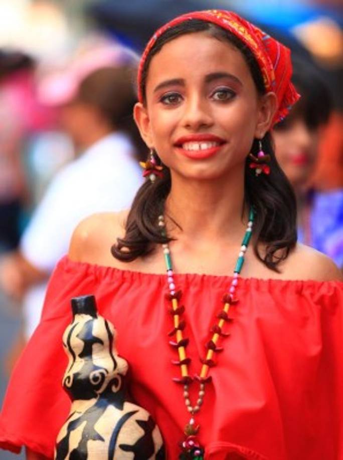 Muy contentas lucieron las muchachas en los desfiles.