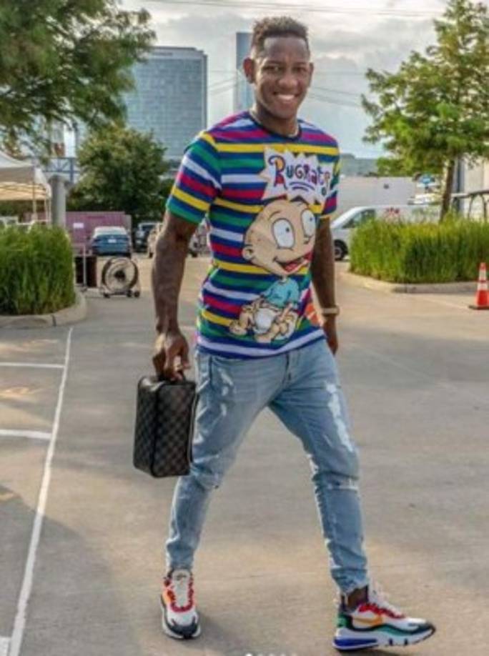 El hondureño Romell Quioto no desaprovecha la oportunidad para posar luciendo sus nuevos atuendos. Los tenis son su afición.