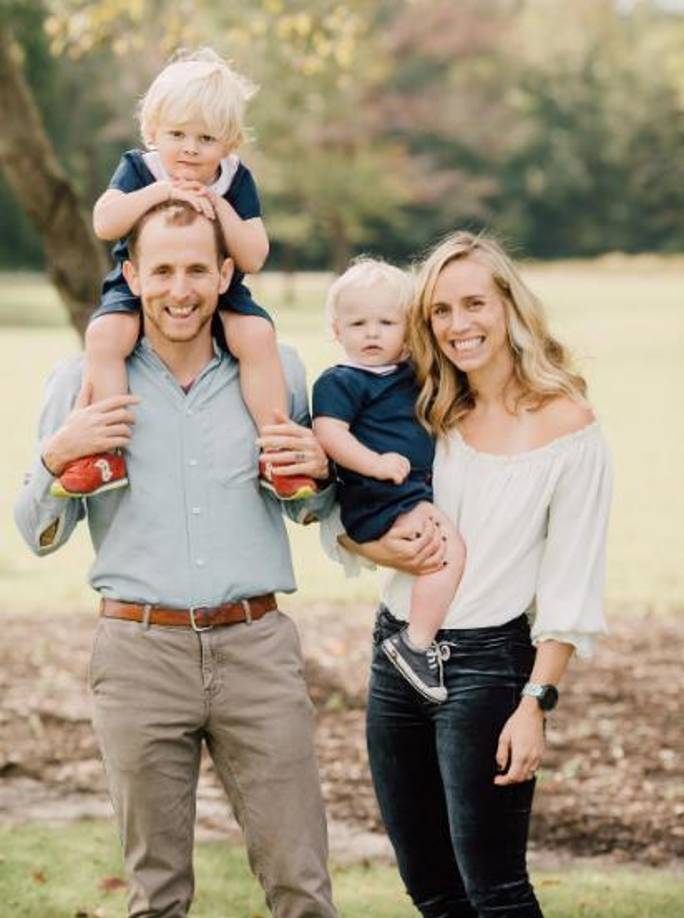 A la joven madre le sobreviven sus dos hijos pequeños y su esposo, quien se encuentra devastado tras el suceso.