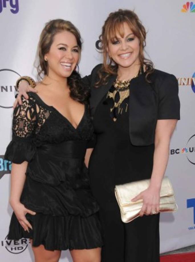 Chiquis y Jenni Rivera<br/>Meses antes de su muerte en diciembre de 2012, la diva de la banda había sospechado que su hija tuvo un romance con su entonces esposo Esteban Loaiza. El desdeño que la cantante llegó a sentir por su hija hizo que está la quitará de su testamento y la dejará sin la custodia de sus hermanos pequeños, en caso de que algo le ocurriera.<br/><br/>