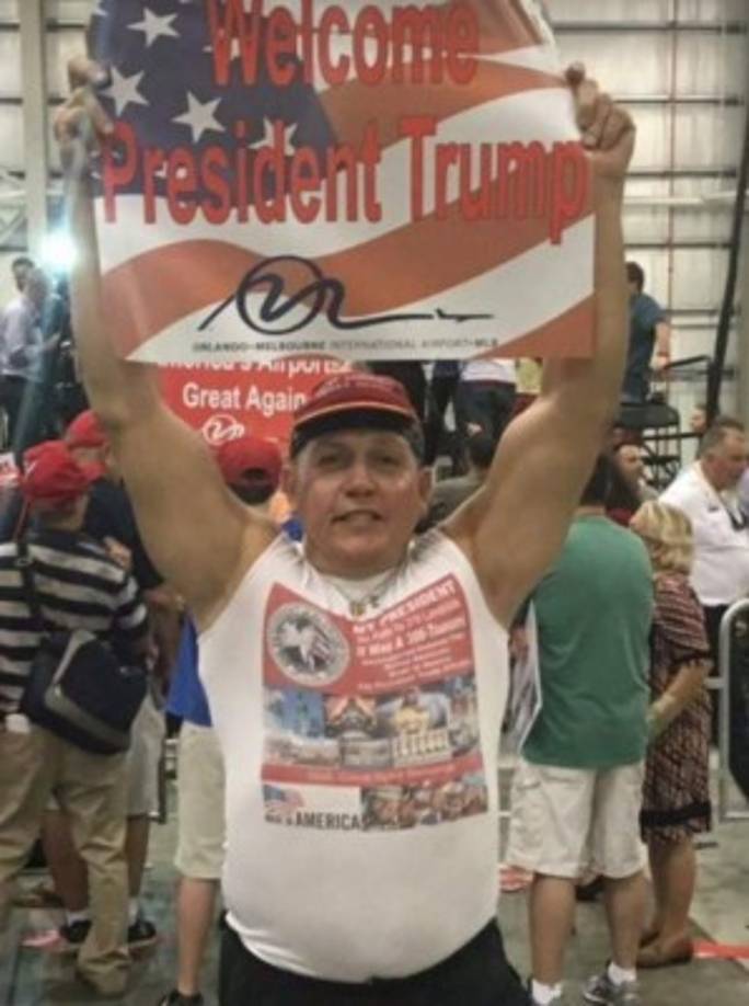 Sayoc es vecino de la localidad de Aventura, en el estado de Florida y, según su página de Linkedin y sus cuentas en las redes sociales, se dedica a la industria del entretenimiento.