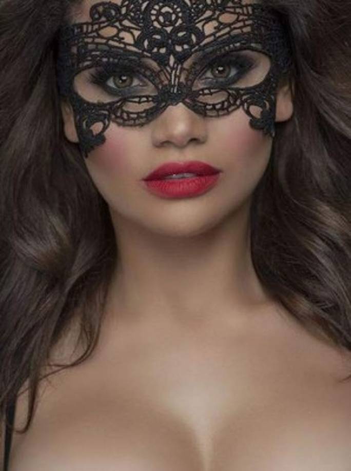 Su número de seguidores en redes sociales se duplicó cuando el diario New York Post publicó una noticia en la que contaba que era una modelo y policía de tiempo completo.