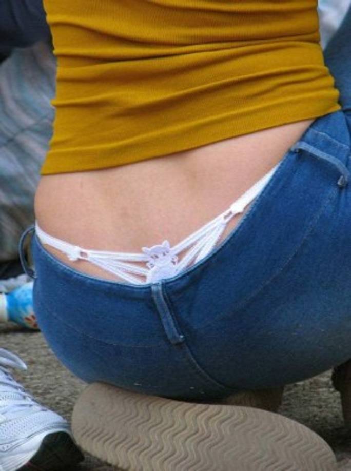 La joven dejó ver al diminuto animalito que decora su tanga.