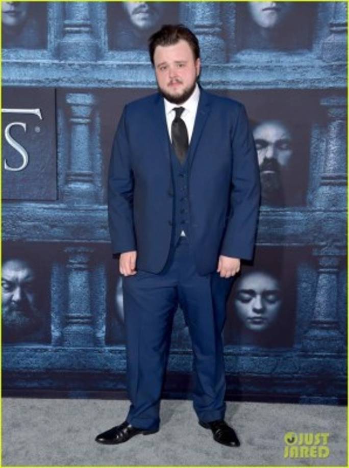 John Bradley-West eligió un traje azul.
