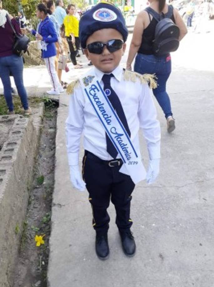 El pequeño Axel David Sabillón portando su distintivo de excelencia académica.