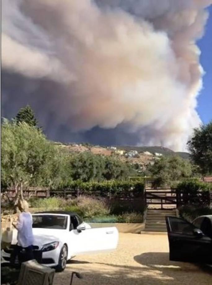 La cantante Lady Gaga compartió fotografías en Instagram que muestran cómo abandonaba su casa de Malibú tras recibir la orden de evacuación el pasado viernes.