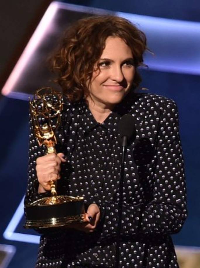 Jill Soloway gana como mejor directora por 'Transparent'.