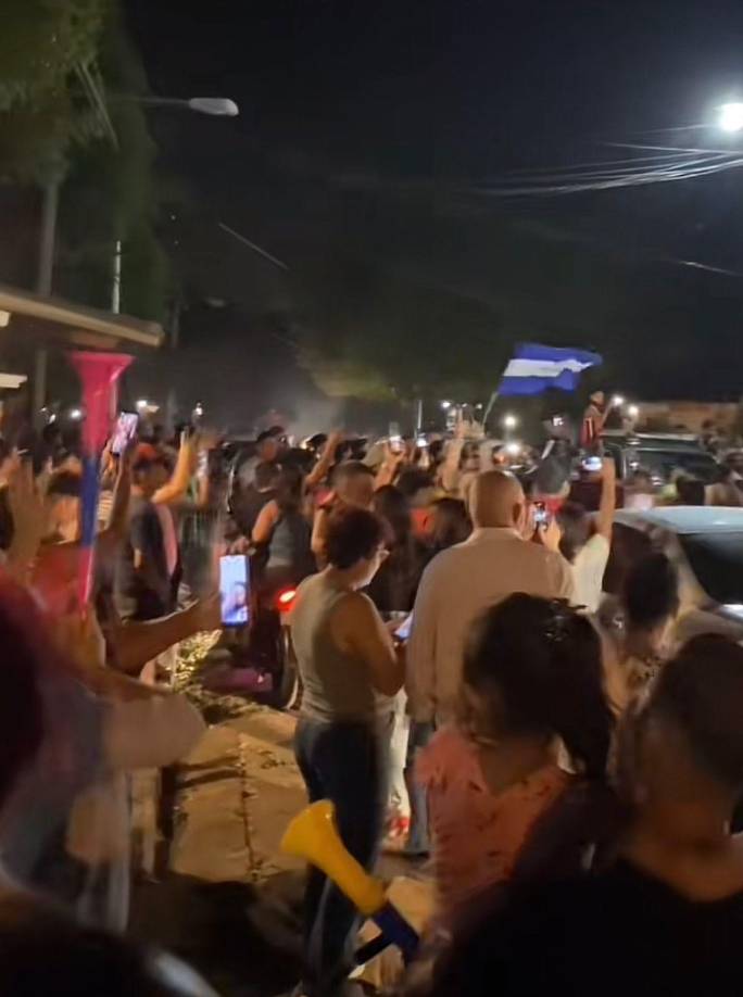 La bandera de Nicaragua también flameaba en la concentración y pancartas que decían: “Te amamos Miss Nicaragua”.