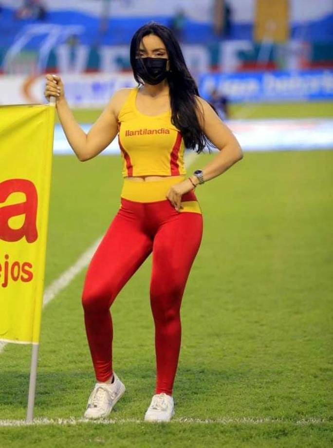 Otra de las bellezas en el partido Marathón-Vida en el estadio Olímpico