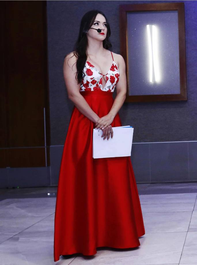 ‘‘Voy a explicar porque hablo poco sobre mi vida privada. Hay pocas personas que conocen quienes han sido mis novios, si tengo, si no tengo. Veo muchas parejas que pasan publicando su vida en redes sociales de que se aman, que se adoran y a los dos o tres meses se están matando, se divorcian, se están odiando, se tiran...’’, dijo la comunicadora.