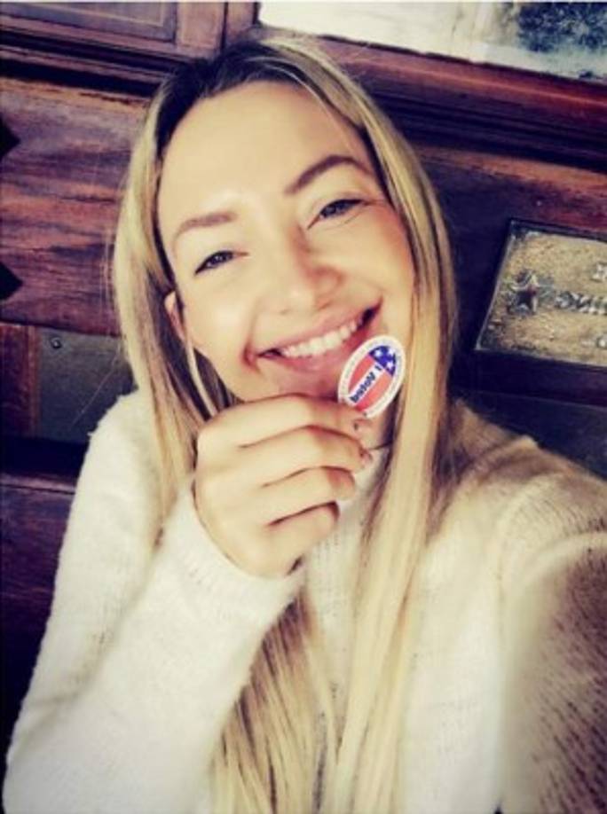 'Yo voté' posteó Kate Hudson y en la foto fue etiquetada la candidata Hillary Clinton.