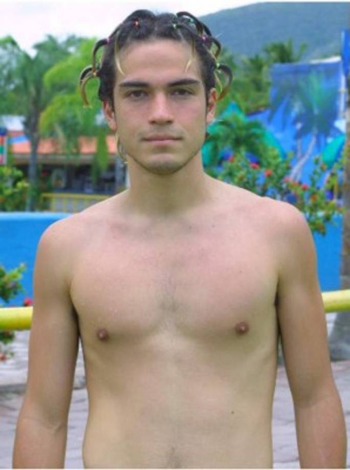 Alfonso Herrera debutó en las telenovelas con este proyecto, en donde dio vida Juan David Rodríguez, mejor conocido como John David. No formaba parte de la Clase 406, sino que era un año más grande, se caracterizaba por ser ligador y ser el presidente estudiantil de la Preparatoria No.10 Rosario Castellanos.<br/><br/><br/><br/>