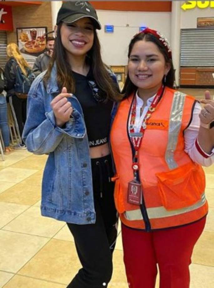 'La reina de Honduras' lució feliz al compartir con sus admiradores en el aeropuerto.