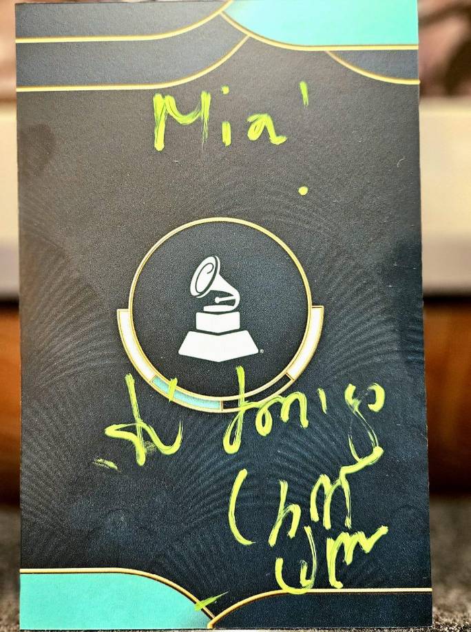 Presentadora hondureña entre las estrellas en los Latin Grammy 2024