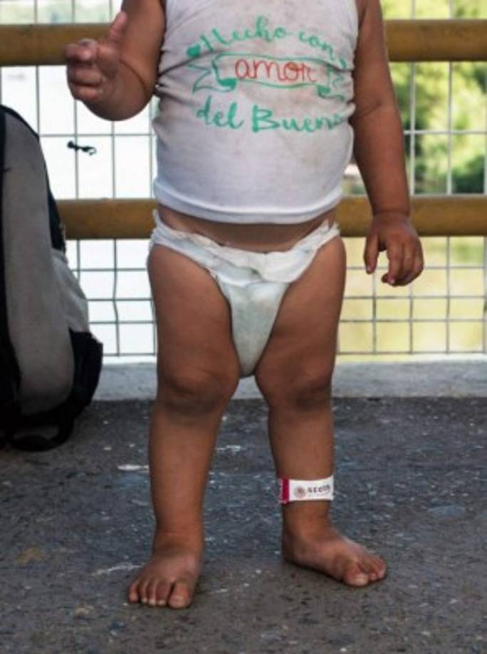 Una vez más, sorprende la gran cantidad de padres y madres jóvenes, acompañados de hasta cuatro o cinco hijos, que emprenden esta peligrosa travesía.