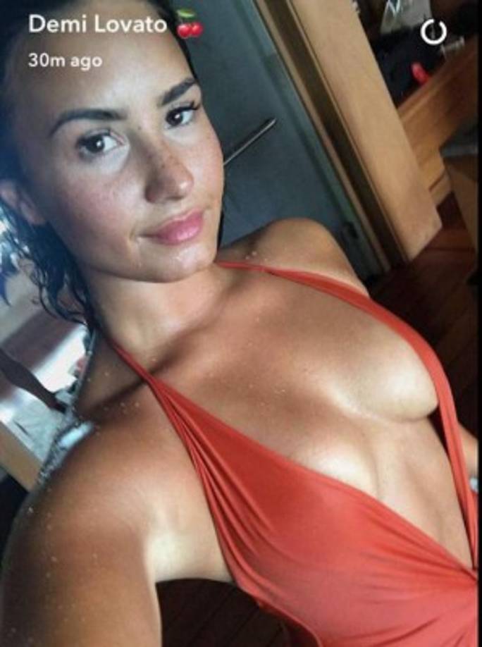 Sus influencias musicales más grandes son Christina Aguilera y Kelly Clarkson.