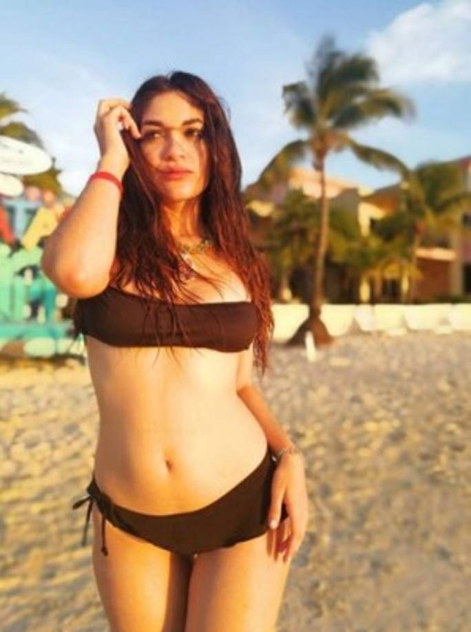 La hermosa Amanda Mena, presentadora de Canal 11, ha sido una sensación en las playas de Roatán.