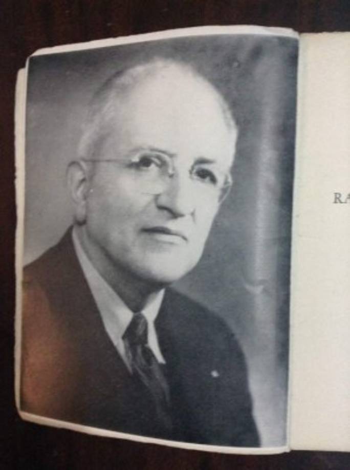 Rafael Heliodoro Valle<br/><br/>Nació en Tegucigalpa el 3 de julio de 1891 y muere en el año 1959 México. fue nombrado por sus obras como el 'gran intelectual del siglo XX'. <br/><br/>Este escritor se centró en el campo de la historia y la literatura. Su primera novela fue publicada en 1944 y llevaba por nombre Iturbide, Varón de Dios.<br/><br/>Obras a leer: <br/><br/>La nueva poesía de América, 1920<br/>El convento de Tepotzotlán, 1924<br/>México imponderable, 1936<br/>El espejo historial, 1937<br/>Unísono amor, 1940<br/>Itúrbide. Varón de Dios, 1944<br/>Semblanza de Honduras, 1947<br/>Cristóbal de Olid, 1948 (otras Ed. 1987, 1997<br/>Flor de Mesoamérica, 1955<br/>La rosa intemporal, 1964