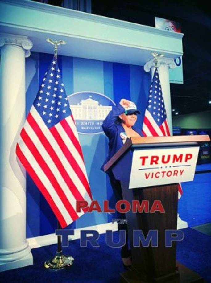 En sus perfiles comparte estas teorías y otras cuestiones como, por ejemplo, el vídeo en el que, con gafas de sol y desde el patio de un chalet, pide a la representante del distrito 43 de California en la Cámara Baja, la demócrata Maxine Waters, que dimita.<br/><br/>Dicha pieza audiovisual se ha reproducido 114,000 veces y compartido otras 3,000 en Facebook, la red social que, según Paloma, 'limita su impacto' deliberadamente porque 'debería llegarse ya por los 150,000 seguidores'.