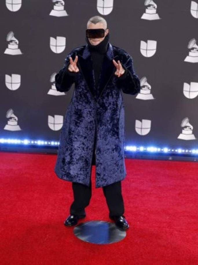 Bad Bunny parecía un miembro de la familia Peluche llegado del futuro con unos lentes cuadrados que cubrían la mita de su cara y un abrigo extra grande.