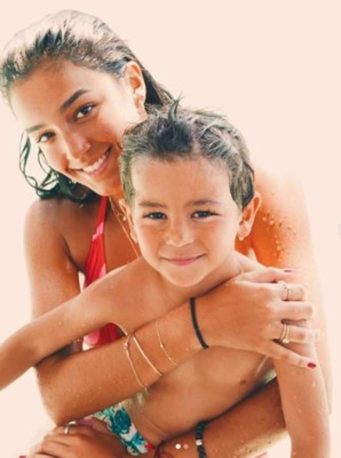 En esta otra foto aparece su otra hija Alejandra Capetillo quien también luce al natural dejando demostrado que heredó la belleza de su madre.