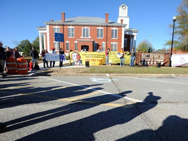 Imagen de archivo de varias personas en una protesta frente a la entrada del Centro de Detención de Stewart en Lumpkin, Georgia.