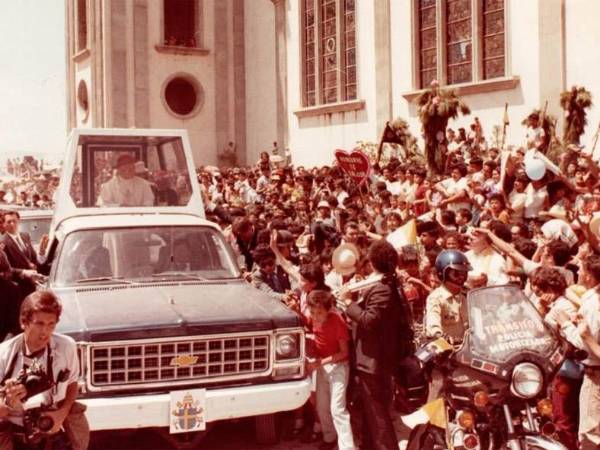 Hace cuatro décadas, un 8 de marzo de 1983, el Papa Juan Pablo II haría su primer y única visita a Honduras ante la presencia de una multitudinaria feligresía. Un hecho que marcaría la vida de la iglesia Católica de nuestro país.