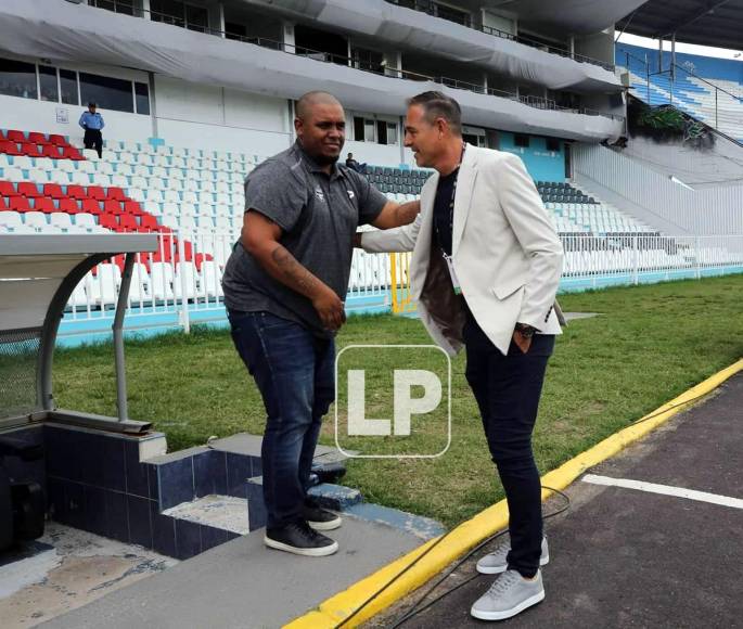 El entrenador de Motagua, Hernán ‘La Tota‘ Medina, saludando a su colega del Tauro FC, Francisco Perlo.