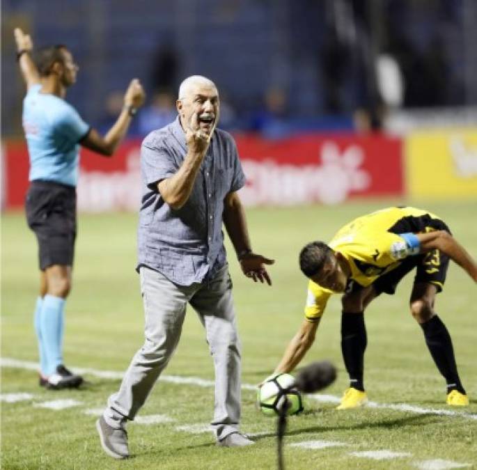 Manuel Keosseián reclama al árbitro asistente uno Roney Salinas por una falta.