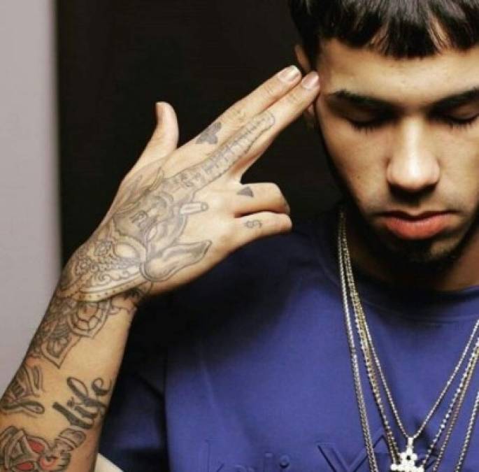 El tatuaje tiene un gran significado para Anuel ya que se lo hizo con uno de sus mejores amigos, quien también se tatuó la mano. “Nos tatuamos juntos y como un mes después el murió, lo asesinaron. Asi que este tatuaje significa mucho para mí.” contó.