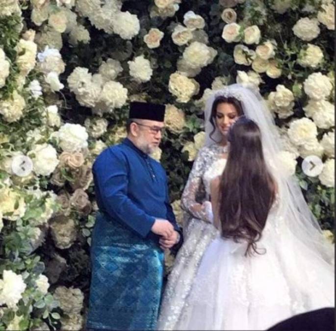 El rey de Malasia que abdicó al trono por amor se divorcia de la miss rusa