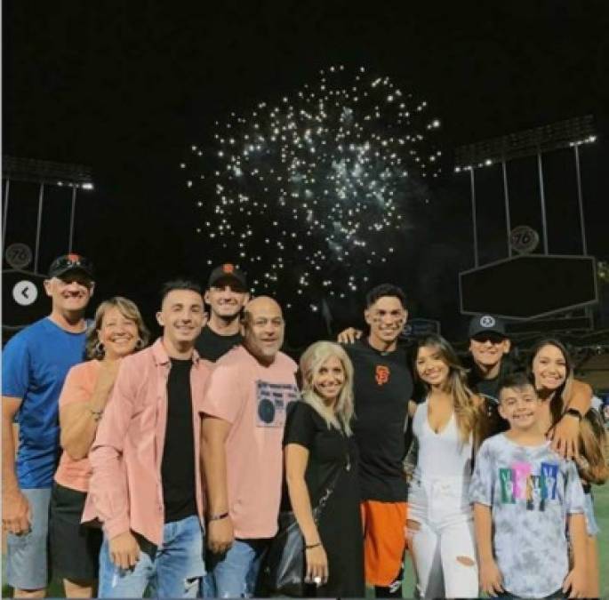 La familia de Mauricio Dubón también presenció y celebró el jonrón del catracho, que ya suma dos.