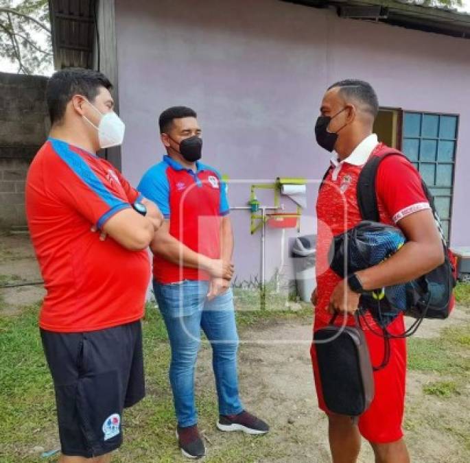 El exjugador olimpista Rony Martínez hablando antes del partido con Carlos Will Mejía y otro miembro del staff del Olimpia.