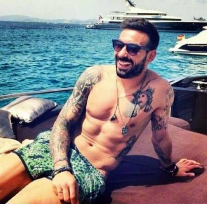 El argentino Ezequiel Lavezzi abandonó el PSG y se marchó a la liga china para ser el mejor pagado del mundo. Sin embargo no quedó totalmente contento con el trato y exigió dos casas totalmente amuebladas, dos coches, chófer y cocinero particular.