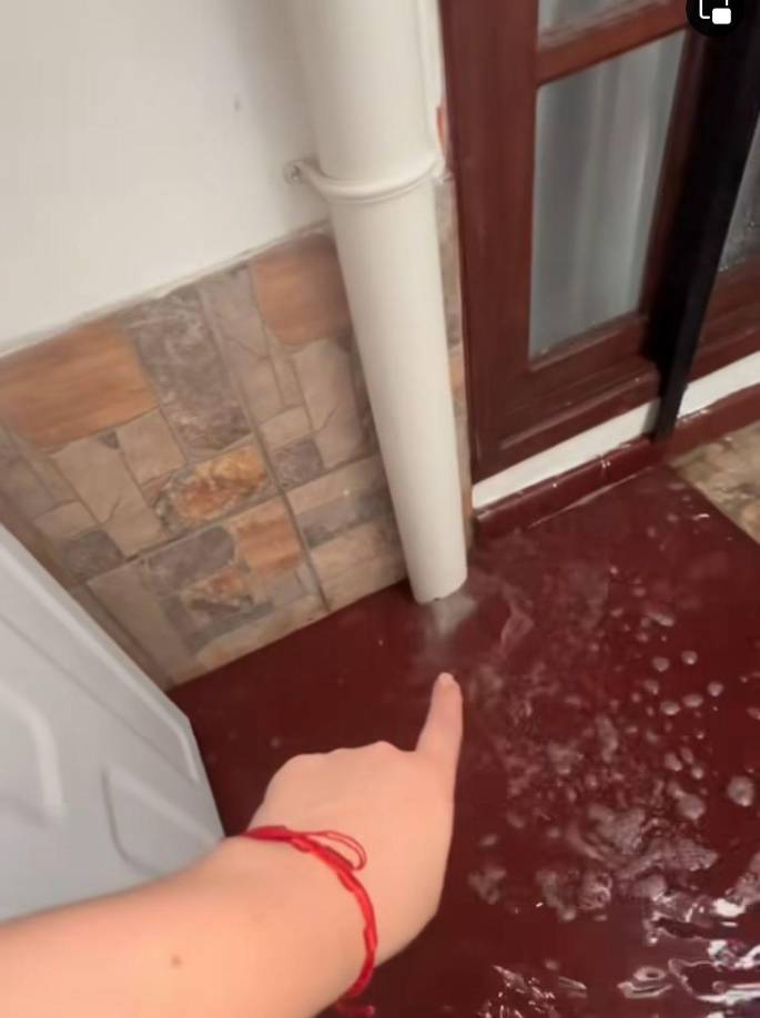 La presentadora mostró varias partes de su casa en las que se observa agua por todas partes. 