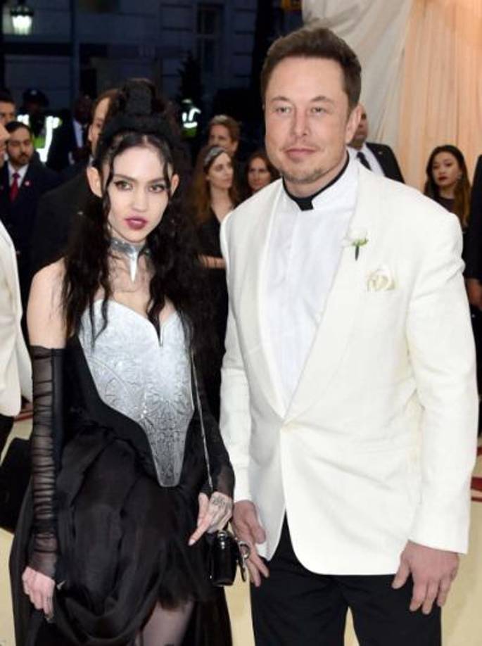 Los gemelos nacieron en diciembre, solo semanas antes que la segunda hija de Musk con la artista musical Grimes, a la que bautizaron como Exa Dark Sideræl Musk, y a la que llamarán “Y”. Sobre su relación, Grimes dijo “somos muy fluidos”, en una entrevista con Vanity Fair en marzo. “Vivimos en casas separadas. Somos los mejores amigos. Nos vemos todo el tiempo... (...) No espero que las personas lo comprendan”. 