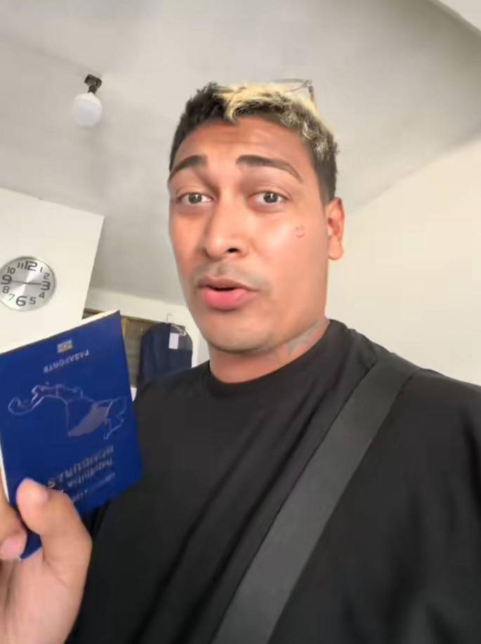 Un poco indignado y con su pasaporte en mano, Supremo manifestó que lo discriminaron en un punto de buses.