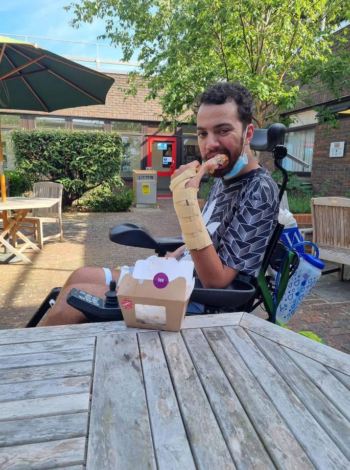 Aunque muy leves el ex jugador fue mostrando mejoras y, tras dos años y medio de hospital en hospital (5 diferentes), en diciembre del 2022 pudo regresar a su hogar. En silla de ruedas por su condición, Daniel necesita atención a tiempo completo para vivir a sus 23 años.