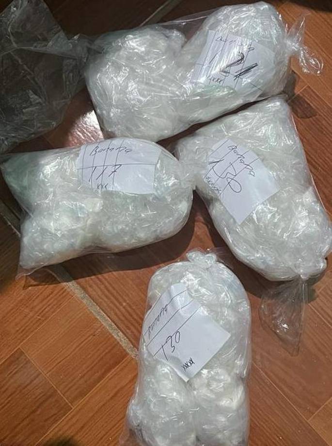 De acuerdo a las autoridades, se logró el decomiso de tres paquetes de supuesta cocaína, la cual estaba lista para ser comercializada. 