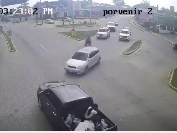 Un pick up color negro habría provocado una tragedia en Puerto Cortés luego de que su conductor, según las imágenes captadas por cámaras de videovigilancia, se pasara un semáforo en rojo y chocara contra otro vehículo que circulaba con vía libre.