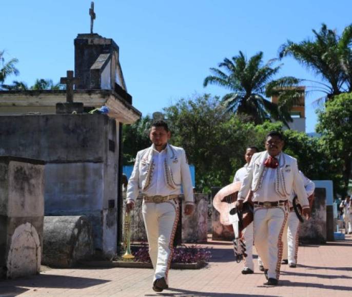 Los mariachis también aprovechan la fecha para agenciarse ingresos durante el día en el que muchos visitan a los suyos en el Cementerio Central de San Pedro Sula.