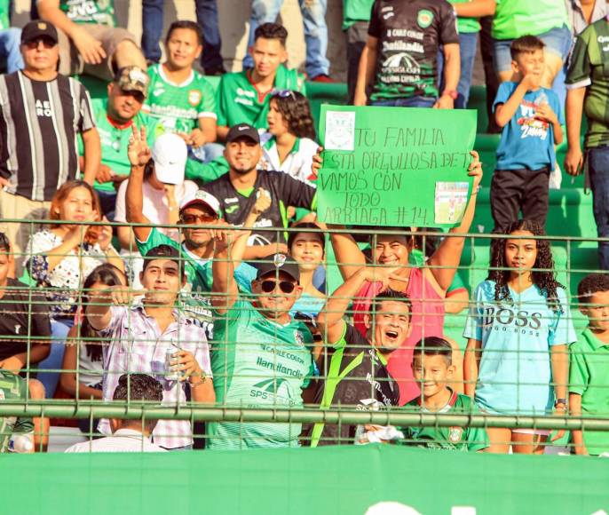 La familia de Javier Arriaga, también jugador de Marathón, lo apoyó con esta pancarta.