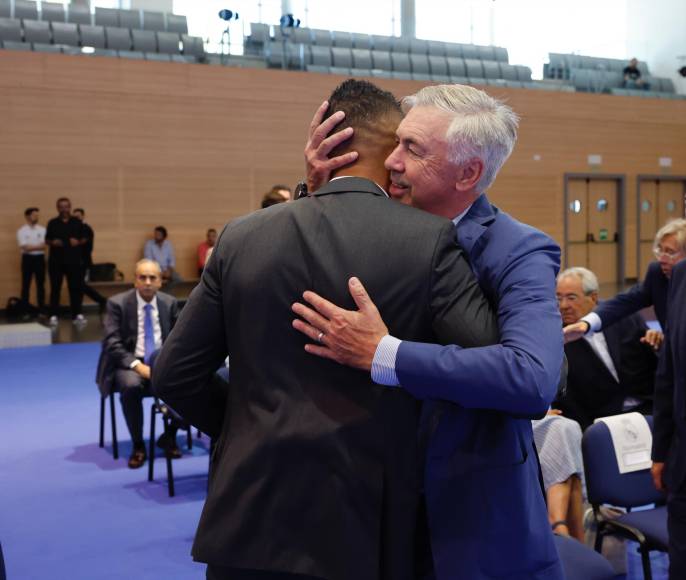 Carlo Ancelotti despidió a Casemiro y se dieron un gran abrazo.