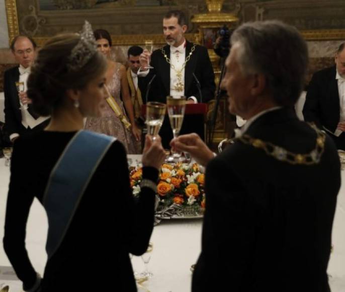 El que la reina Letizia haya utilizado esta tiara con flores de lis es símbolo de la importancia que la Casa Real le dio a a visita de Estado del presidente de Argentina, Mauricio Macri.