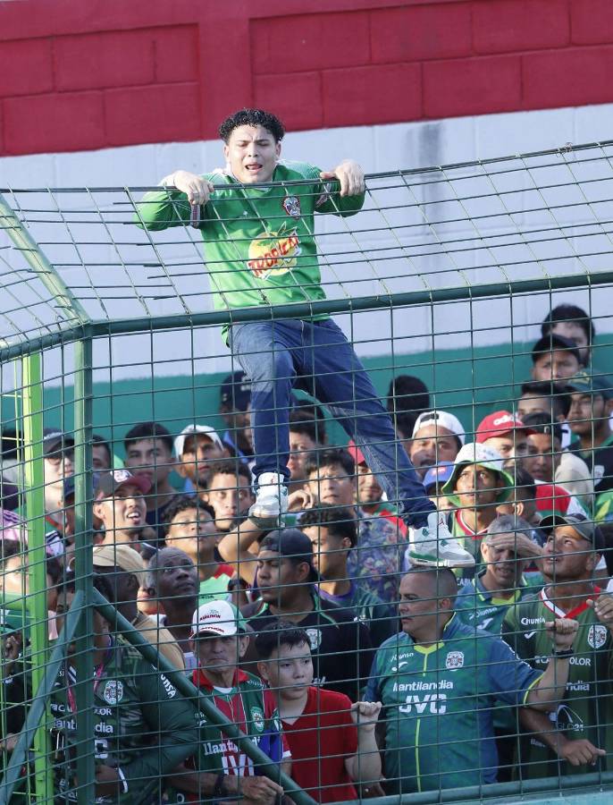 El malestar de los aficionados del Marathón contra su equipo y entrenador.