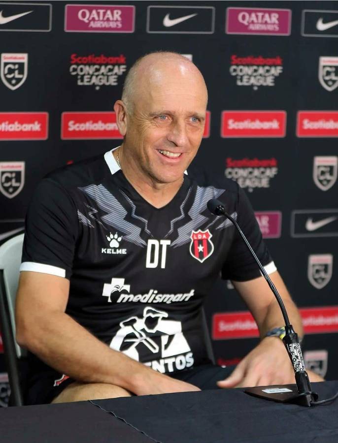 Fabián Coito estuvo sonriente en la rueda de prensa.